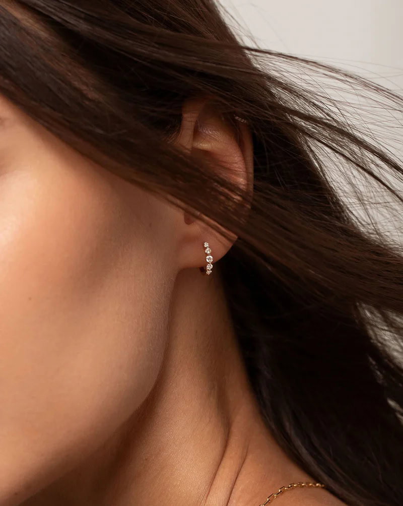Graduated Single-Prong Lab-Grown Diamond Huggie Earrings — product photo 4 of 6